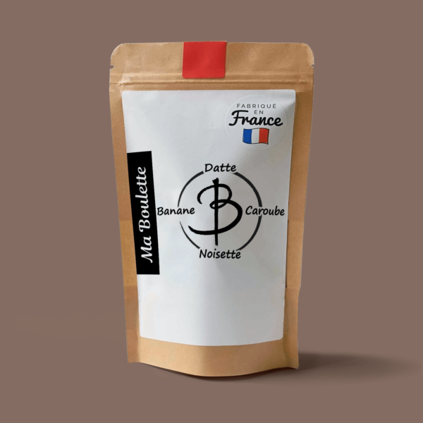 Une photographie commerciale du produit energy balls Banane-Noisette-Caroube sur un fond marron. Le produit est contenu dans un sachet craft avec une étiquette contenant l'inscription "Fabriqué en France"