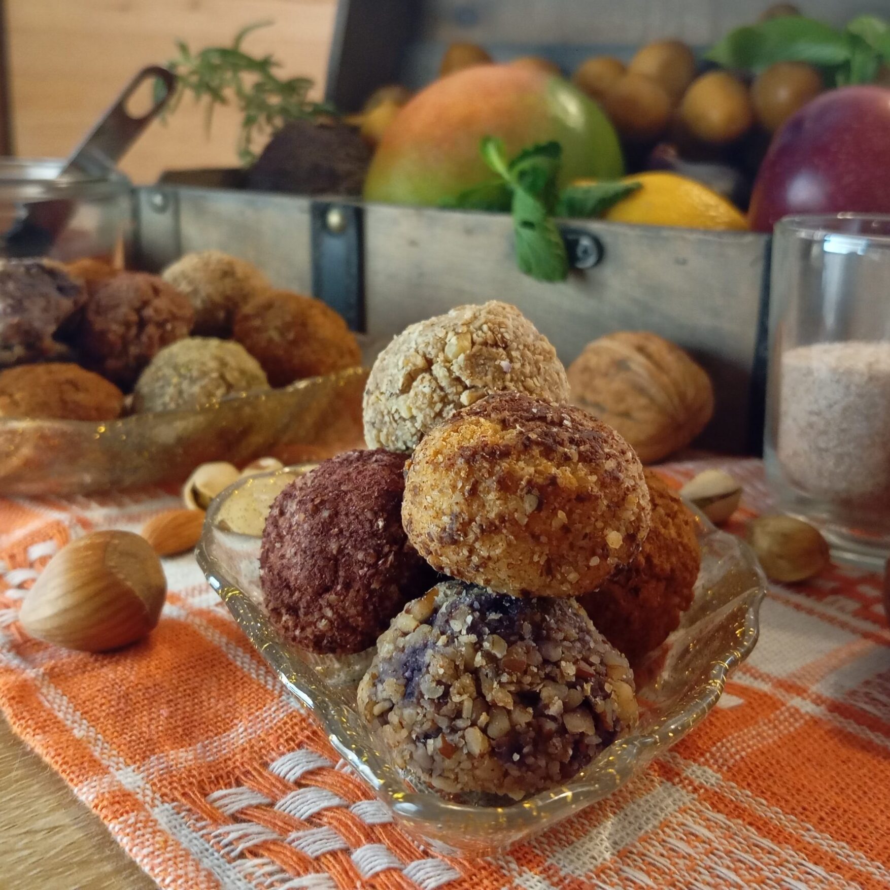 photographie professionnelle d'energy balls en gros plan avec à l'arrière une mise en scène gourmande