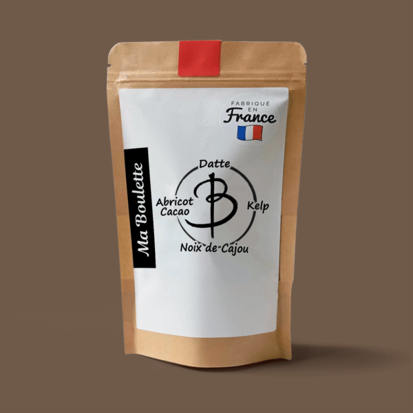 Une photographie commerciale du produit energy balls Abricot & Cacao-Cajou-Kelp sur un fond marron. Le produit est contenu dans un sachet craft avec une étiquette contenant l'inscription "Fabriqué en France"