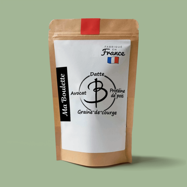 Une photographie commerciale du produit energy balls Avocat-Graines de Courge-Protéine de Pois sur un fond vert. Le produit est contenu dans un sachet craft avec une étiquette contenant l'inscription "Fabriqué en France"